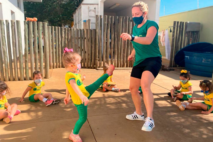 Jogando Capoeira com a turminha do Minimaternal