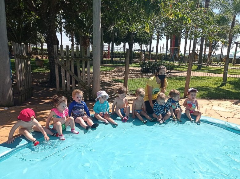 Dia de aula do Baby da Manhã na piscina.