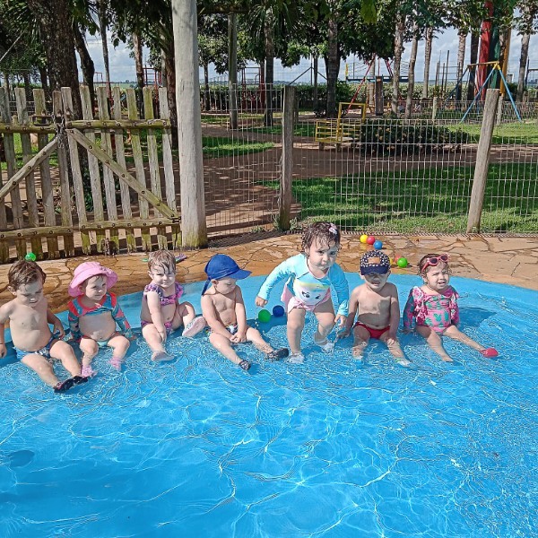 Dia de aula do Baby da Tarde na piscina.