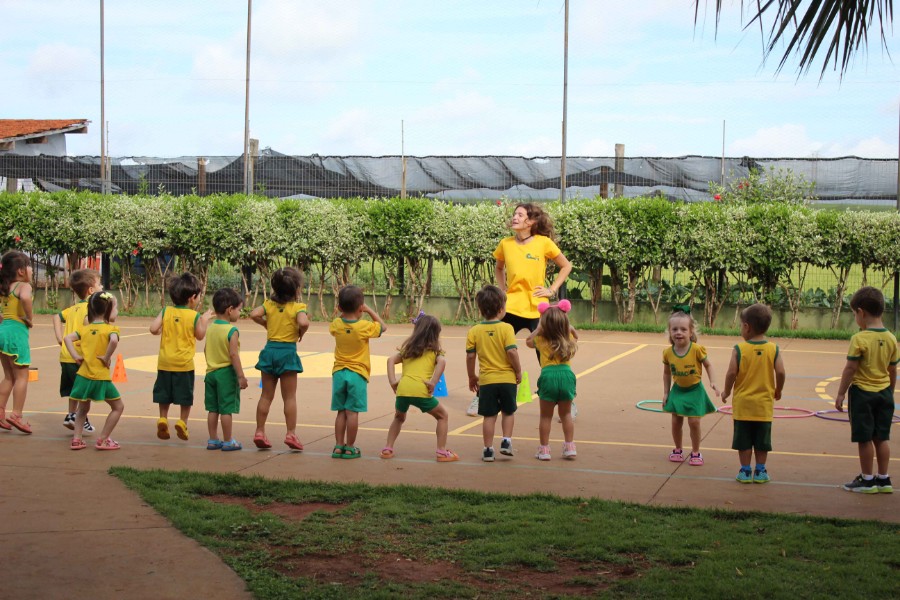 Educação Física do Maternal da Manhã da Tia Jana com a Tia Giovana